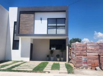 Casa · 161m² · 3 Recámaras · 2 Estacionamientos · Casa en Venta en Hacienda Carlota, 3 Recamaras, 2.5 Baños, Jardín, Vestidor