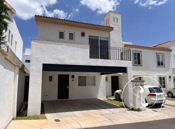 Casa en condominio de 3 habitaciones, Querétaro · Casa en Venta o Renta en El Refugio con Cochera Techada