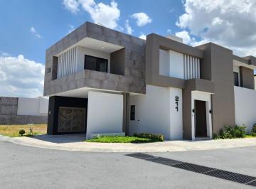 Casa · 300m² · 3 Recámaras · 2 Estacionamientos · Casa Renta Rincón de Los Encinos Al Norte Saltillo