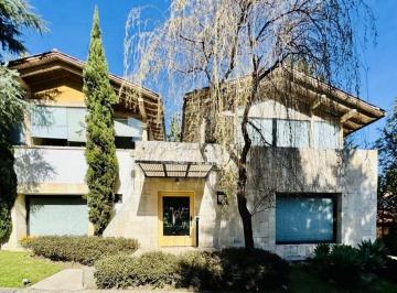 Casa · 639m² · 3 Recámaras · 8 Estacionamientos · Casa en Renta en San Bartolo Ameyalco