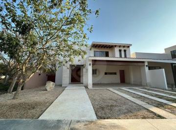 Casa · 426m² · 4 Recámaras · 4 Estacionamientos · Casa en Venta en Cholul
