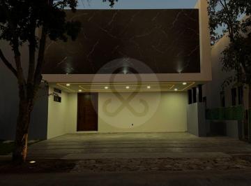 Casa · 348m² · 3 Recámaras · 3 Estacionamientos · Casa en Venta en Yucatán Country Club