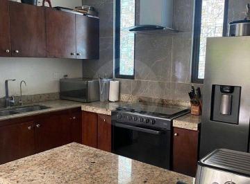 Casa · 180m² · 3 Recámaras · 2 Estacionamientos · Casa en Venta en Chuburna de Hidalgo