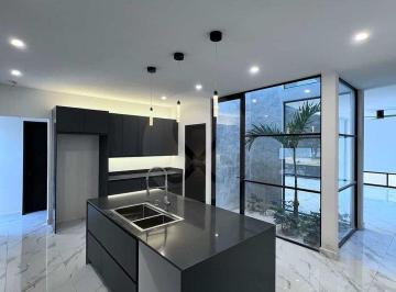 Casa · 450m² · 5 Recámaras · 3 Estacionamientos · Casa en Venta en Komchén