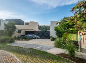 Casa · 406m² · 4 Recámaras · 2 Estacionamientos · Casa en Venta en Komchén