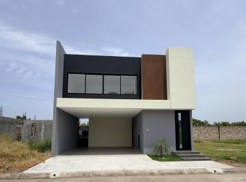 Casa · 272m² · 4 Recámaras · 2 Estacionamientos · Casa en Venta Lomas del Dorado Boca del Rio Veracruz