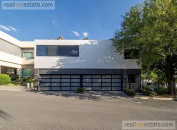 Casa · 600m² · 4 Recámaras · 4 Estacionamientos · Casa en Renta en El Vergel, Monterrey, N. L.