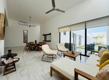 Casa · 242m² · 3 Recámaras · 2 Estacionamientos · Casa con Paneles Solares, Equipada y Amueblada