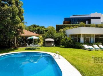 Casa · 495m² · 5 Recámaras · 2 Estacionamientos · Casa en Venta con 5 Recámaras, Amplio Jardín y Alberca en Club de Golf Viveros Cocoyoc, Yautepec, Mo
