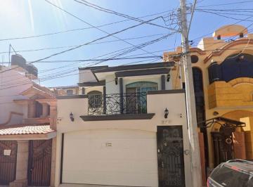 Casa de 3 habitaciones, Arandas · Hermosa Propiedad de Dos Plantas Ubicada en C. Juarez #275