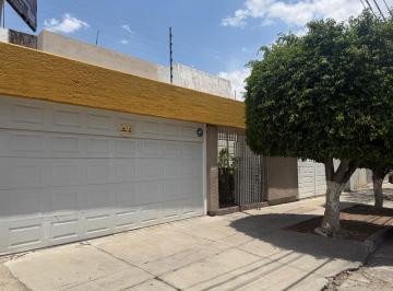 Casa · 600m² · 4 Recámaras · 4 Estacionamientos · Casa en Fraccionamiento Jardines del Moral