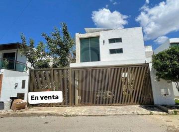 Casa · 214m² · 3 Recámaras · 2 Estacionamientos · Venta de Casa Residencial en Sodzil Norte de 3 Habitaciones