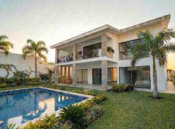 Casa · 350m² · 3 Recámaras · 3 Estacionamientos · Residencia de Alto Nivel en Paraíso Country Club Emiliano Zapata