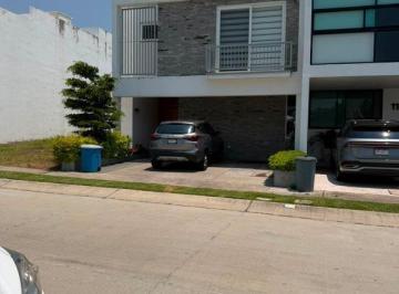 Casa en condominio · 225m² · 4 Recámaras · 2 Estacionamientos · Tu Casa a Solo Unos Pasos de La Plaza Punto Sur