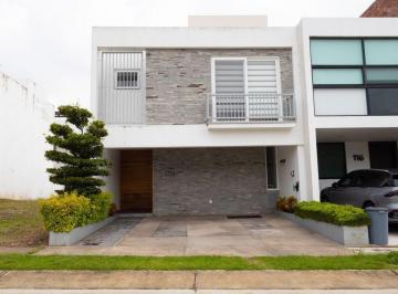 Casa en condominio · 225m² · 4 Recámaras · 2 Estacionamientos · Tu Casa a Solo Unos Pasos de La Plaza Punto Sur