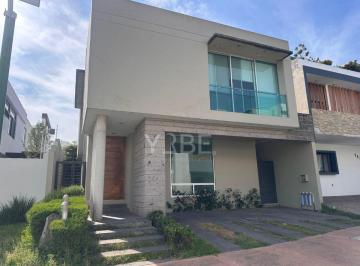Casa de 3 habitaciones, Zapopan · Casa en Venta Los Castaños