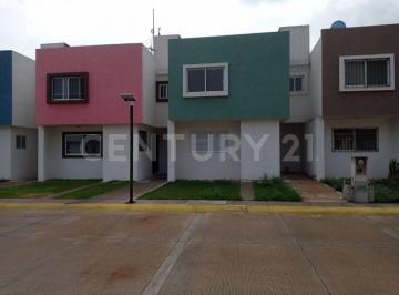 Casa · 130m² · 3 Recámaras · 2 Estacionamientos · Casa en Venta en Club de Golf en Circuito Viñedos, Sjr, Qro