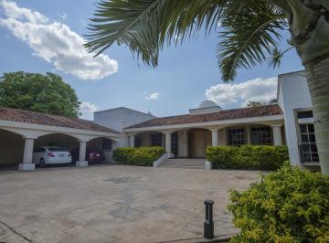 Casa · 494m² · 4 Recámaras · 3 Estacionamientos · Casa en Venta en Santa Rita Cholul
