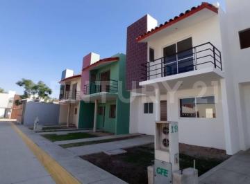 Casa · 144m² · 3 Recámaras · 2 Estacionamientos · Casa en Venta en Club de Golf en Circuito Viñedos, Sjr, Qro