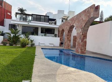 Casa · 352m² · 3 Recámaras · 4 Estacionamientos · Casa en Venta en Cuernavaca, Mor. Dentro de Fraccionamiento con Doble Vigilancia Las 24 Hrs del Dia