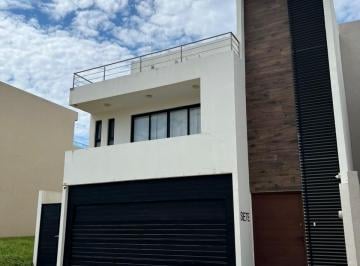 Casa · 289m² · 4 Recámaras · 2 Estacionamientos · Casa en Venta en El Fraccionamiento Lomas del Sol
