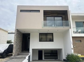 Casa · 282m² · 3 Recámaras · 4 Estacionamientos · Se Vente Casa en Punto Sur 1