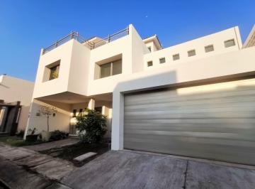Casa · 325m² · 4 Recámaras · 2 Estacionamientos · Casa en Lomas Residencial