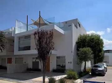 Casa · 239m² · 2 Estacionamientos · Venta de Casa en Parque Yucatan Lomas de Angelopolis
