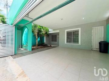 Casa · 209m² · 4 Recámaras · 2 Estacionamientos · Casa en Venta en Francisco de Montejo