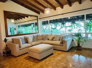 Casa · 1200m² · 4 Recámaras · 10 Estacionamientos · Casa - Santa María Ahuacatlan