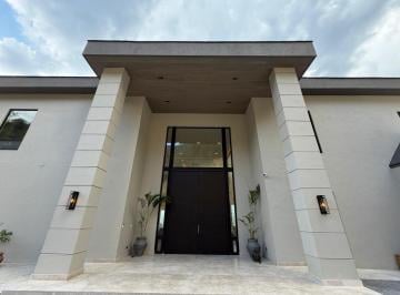 Casa · 1404m² · 5 Recámaras · 5 Estacionamientos · Casa - Las Misiones