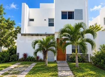 Casa · 115m² · 3 Recámaras · 2 Estacionamientos · Casa en Venta Villas del Arte | Av 135, Cancún