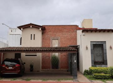 Casa de 5 habitaciones, Morelia · Casa en Venta en Altozano en Fraccionamiento Privado