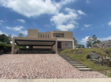 Casa · 400m² · 4 Recámaras · 6 Estacionamientos · Casa en Renta en El Bosque Country Club León Gto.
