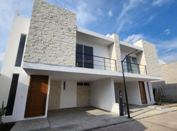 Casa · 200m² · 3 Recámaras · 2 Estacionamientos · Casa en Santiago Momoxpan, San Pedro Cholula