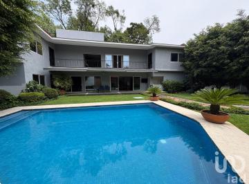 Casa · 529m² · 4 Recámaras · 3 Estacionamientos · Amplia Residencia en Acapantzingo con Gran Terreno y Excelente Ubicación
