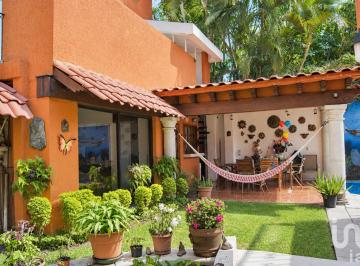 Casa · 350m² · 3 Recámaras · 3 Estacionamientos · Casa Estilo Cuernavaca en Vista Hermosa con Alberca Climatizada