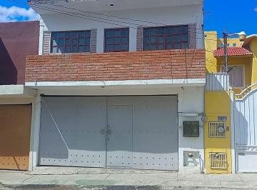 Casa · 180m² · 4 Recámaras · 2 Estacionamientos · Casa en Venta en El Saucillo con Habitación en Planta Baja