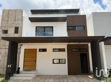 Casa · 242m² · 4 Recámaras · 2 Estacionamientos · Casa Amueblada en Renta Residencial Rio By Cumbres