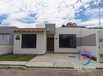 Casa · 250m² · 3 Recámaras · 2 Estacionamientos · Casa en Venta, Residencial Haciendas de Tequisquiapan, un Nivel con Jardín