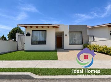 Casa · 250m² · 3 Recámaras · 2 Estacionamientos · Casa en Venta, Residencial Haciendas de Tequisquiapan, un Nivel con Jardín