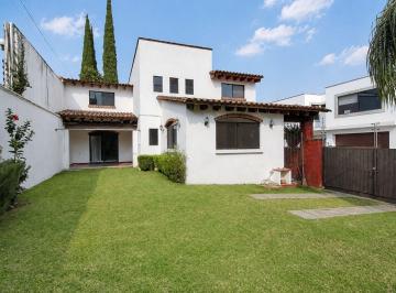 Casa · 180m² · 3 Recámaras · 2 Estacionamientos · Casa en Exclusivo Fraccionamiento en Vista Hermosa, en La Zona Dorada de Cuernavaca