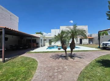 1 · Casa con Jardín, Alberca, Jacuzzi, Salon de Juegos Ideal Para Familias Grandes