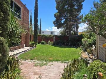 1 · Casa con un Espectacular Jardin