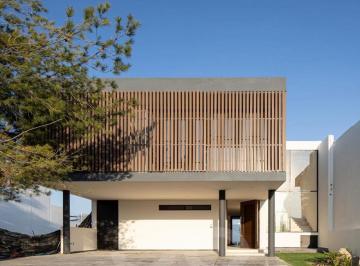 Casa · 337m² · 2 Recámaras · 2 Estacionamientos · Casa en Renta en La Campiña del Bosque