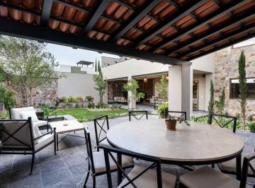 56d92b910fdbad793898283795628b97ab63aacde8989c711d6a1ec56e4ce106 · Casa en San Miguel de Allende con 3 Recámaras, Jardínes, Cochera y Terrazas