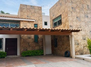 Casa · 371m² · 5 Recámaras · 3 Estacionamientos · Casa en Venta en Club de Golf Los Naranjos León Guanajuato