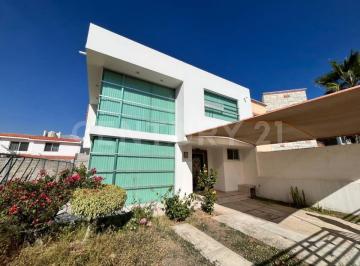 Casa · 196m² · 3 Recámaras · 2 Estacionamientos · Casa en Renta en Campestre San Juan, Sjr, Querétaro.