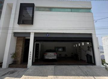 Casa · 545m² · 2 Estacionamientos · Casa en Venta en Col. Prados de La Silla - Monterrey