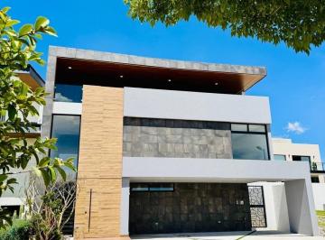 Casa · 479m² · 4 Recámaras · 3 Estacionamientos · Casa en Venta en Gran Reserva 4 Recamaras y Estudio!